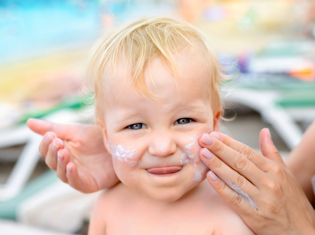 Хемикалии кои треба да се избегнуват кога купувате производи за нега на бебешка кожа